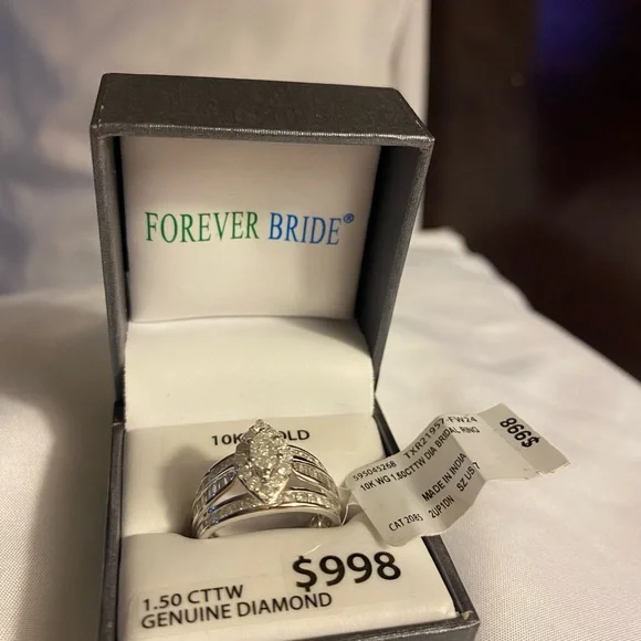 ENGAGEMENT RING - Picture 4 of 6